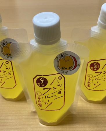 八王子パッションフルーツの素材を活かして季節限定ゼリーを開発しました。パッションフルーツの甘酸っぱさを活かしたインパクトのあるゼリーです。十分冷やしてお召し上がりください。販売者:千松園