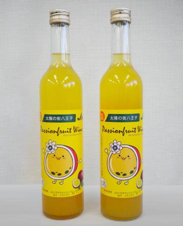 旬のパッションフルーツから取り出した果肉を使い、年間を通して、その甘酸っぱさと香りを楽しめる商品になっています。すっきりしていてとっても飲みやすいワインです。冷蔵庫で冷やしてそのままお召し上がりください。炭酸で割っても美味しくお楽しみいただけます。
価格:1,500円(税込)販売者:JA八王子